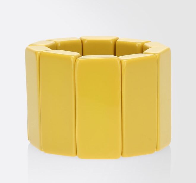 Pulseira de resina no tom amarelo, €105, Max Mara