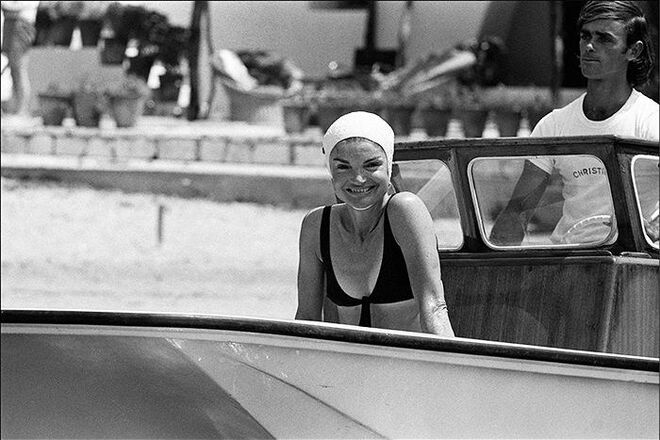 Jackie Kennedy na costa da ilha de Skorpios, na Grécia, em 1975