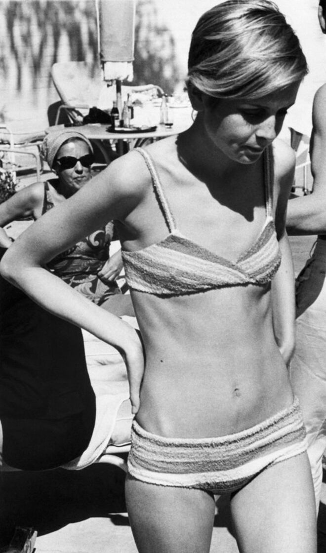 Twiggy na piscina da produtor Charles K. Fedman, em 1967
