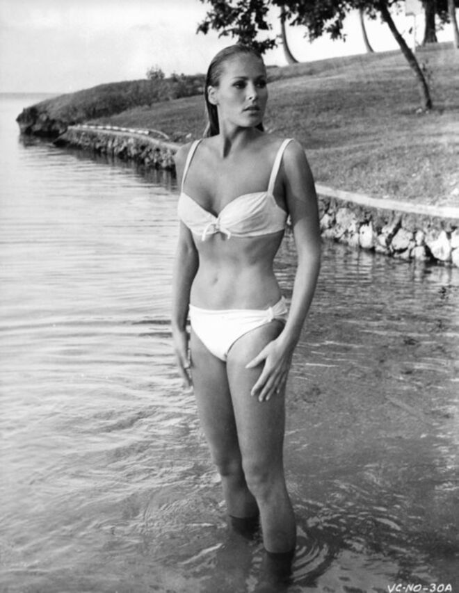 Ursula Andress no filme Agente Secreto 007 em 1962