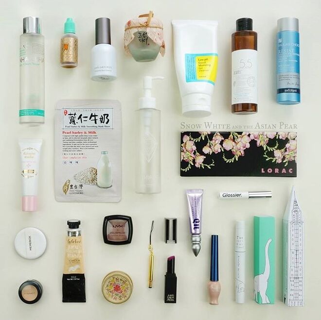 @swowwhiteandtheasianpear: A conta de Instagram da Branca de Neve e a Pera Asiática oferece orientação sobre como personalizar as suas rotinas pessoais de k-beauty com guias detalhados.