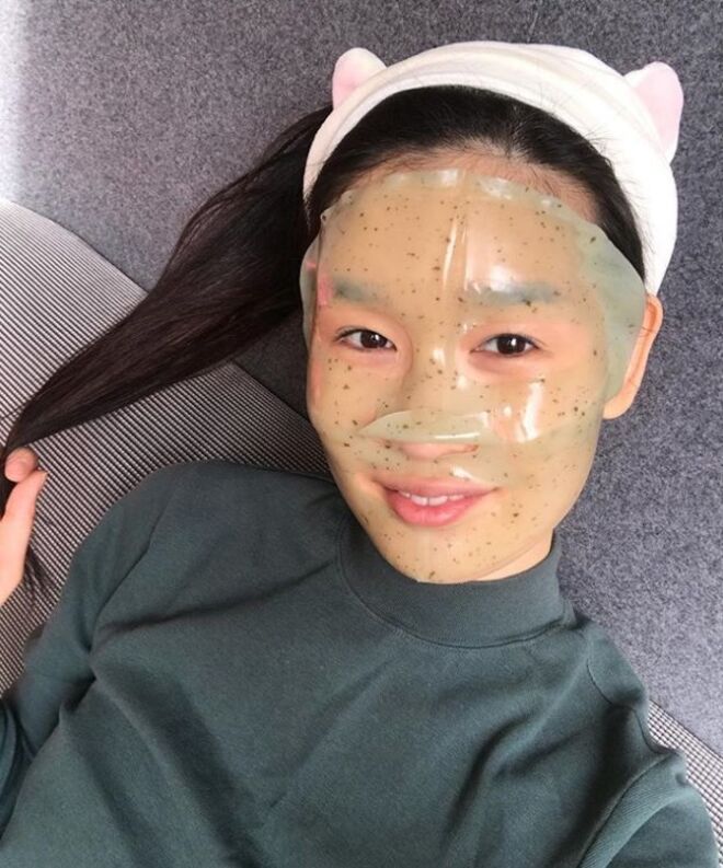 @charlottejcho: Charlotte Cho é esteticista e cofundadora do Soko Glam. Adora partilhar os seus achados de Seul.