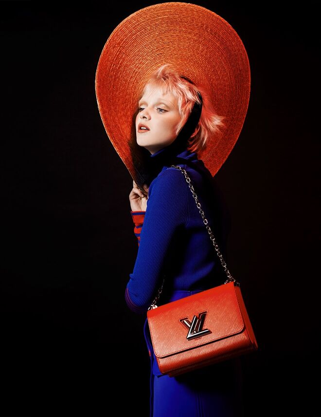 Camisola em malha, Tommy x Gigi. Chapéu em palha, Elisabetta Franchi. Carteira em pele, Louis Vuitton.