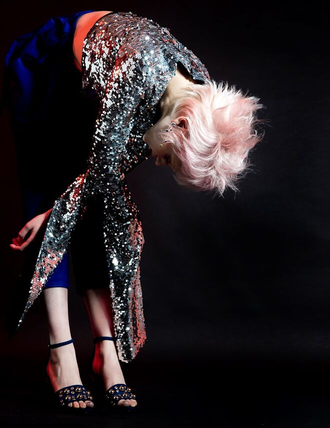 Blusa em seda com lantejoulas, SH. Calças em shantung de seda, Nuno Baltazar. Sandálias em camurça, Luís Onofre. Brincos em metal com cristais, Swarovski.