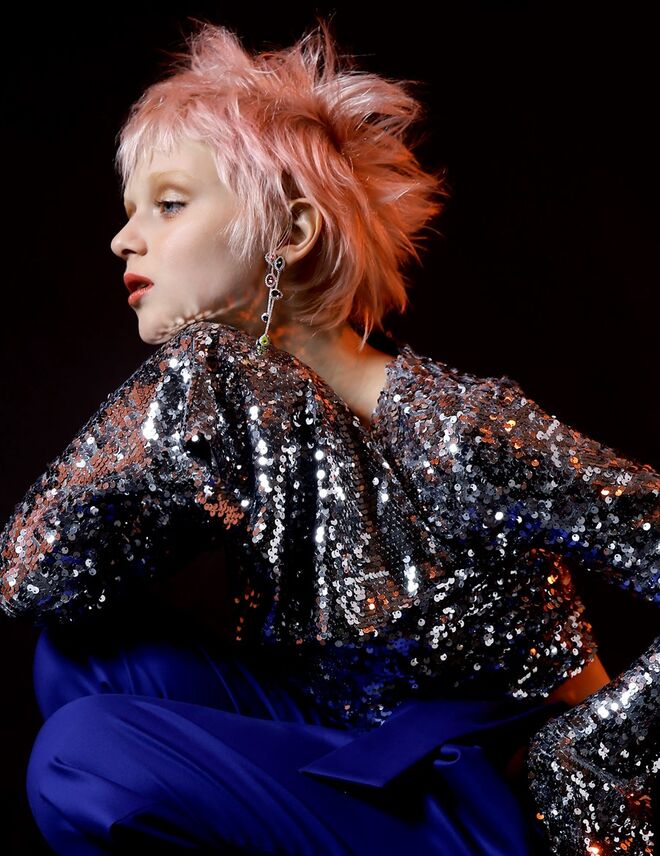 Blusa em seda com lantejoulas, SH. Calças em shantung de seda, Nuno Baltazar. Brincos em metal com cristais, Swarovski.