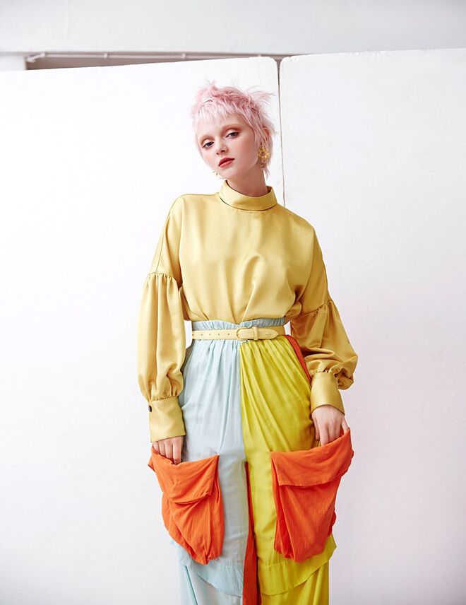 Blusa em seda, by Malene Birger. Calças em seda, Pedro Pedro. Brincos em prata com banho de ouro, Juliana Bezerra. Cinto em pele, Lacoste.