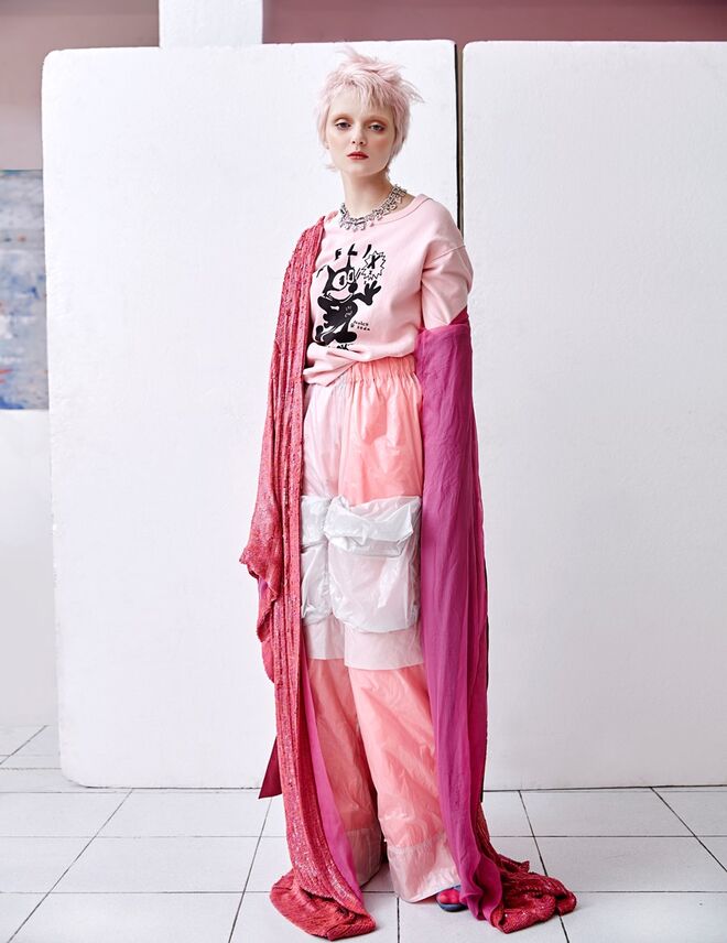 Sweatshirt em algodão, Scotch & Soda. Calças em seda plastificada, Pedro Pedro. Quimono em seda com lantejoulas, Morecco. Colar em metal com cristais, Swarovski. Sandálias em camurça com cristais, Luís Onofre.