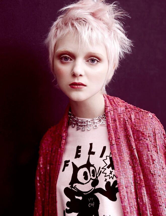 Sweatshirt em algodão, Scotch & Soda. Quimono em seda com lantejoulas, Morecco. Colar em metal com cristais, Swarovski. 