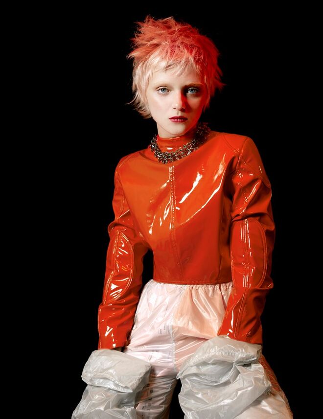 Blusão em vinil, Cheap Monday. Calças em seda plastificada, Pedro Pedro. Colar em metal e cristais, Swarovski.