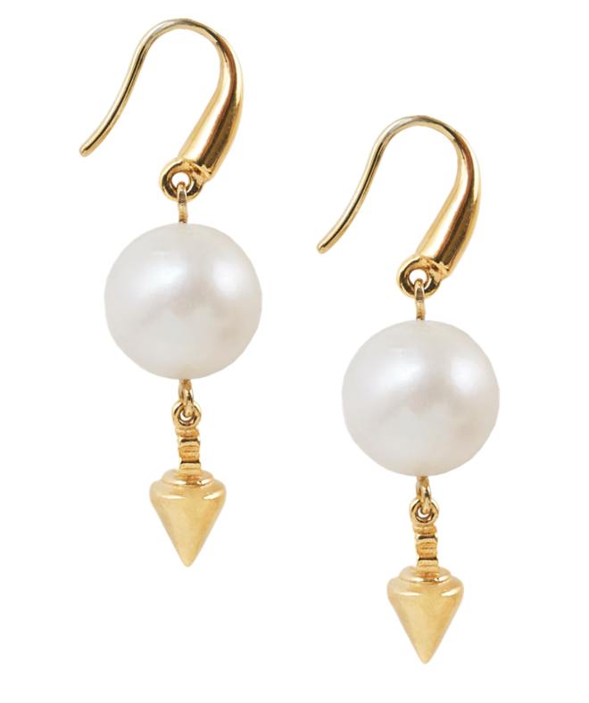 Brincos em prata dourada com pérola, Tous, €92 (PVP €149) no Freeport Lisboa Fashion Outlet e Vila do Conde Porto Fashion Outlet