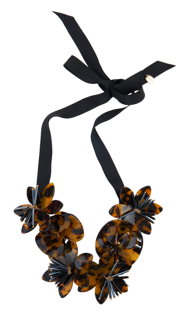 Colar em tartaruga, Mango, €4,99 (PVP €19,99) no Freeport Lisboa Fashion Outlet e Vila do Conde Porto Fashion Outlet