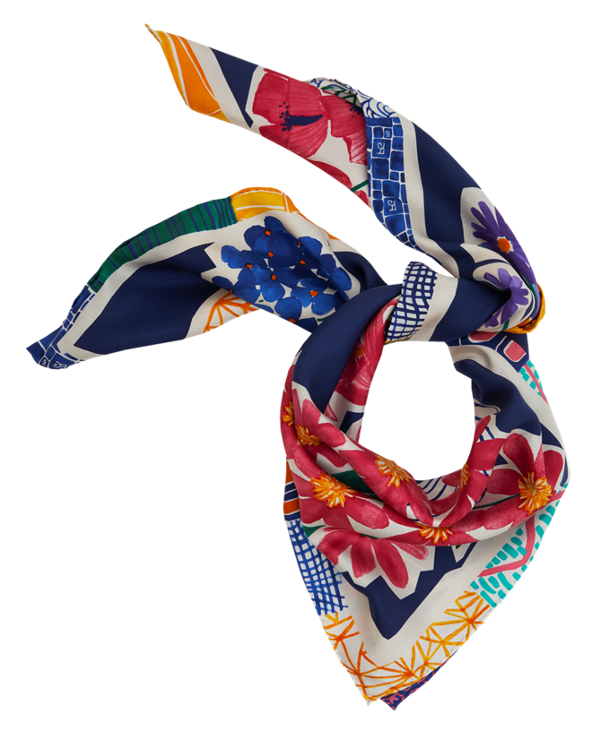 Lenço em seda estampada,  Purificacion Garcia, €55 (PVP €78) no Freeport Lisboa Fashion Outlet e Vila do Conde Porto Fashion Outlet