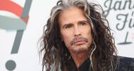 Steven Tyler com uma manicure melhor que a sua