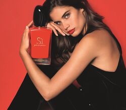 Sara Sampaio é um dos rostos do novo perfume de Giorgio Armani