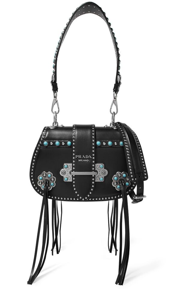 Mala de ombro Folk em pele ornamentada com borla, €2.500, Prada