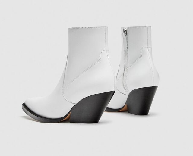 Botim em pele, €89,95, Zara