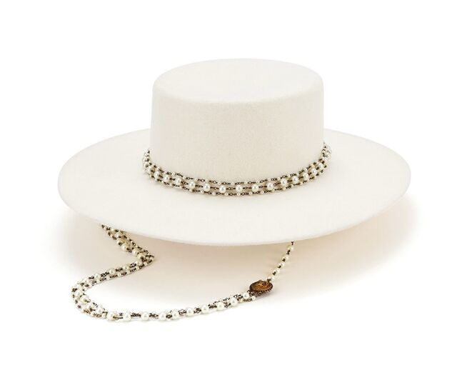 Chapéu com pérolas, €449, Elisabetta Franchi