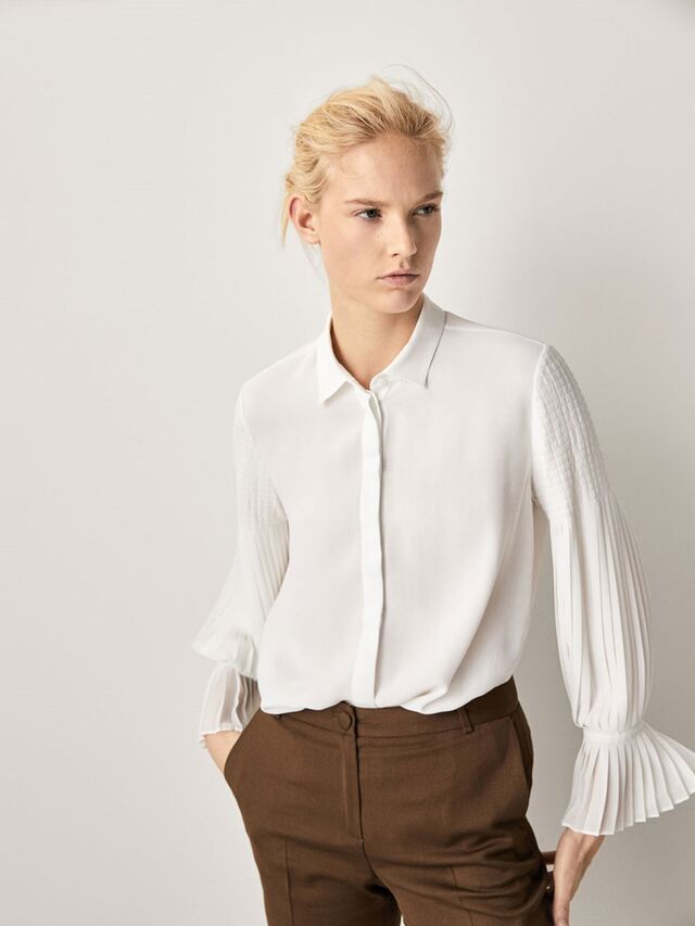 Camisa com pormenor plissado, €49,95, Massimo Dutti