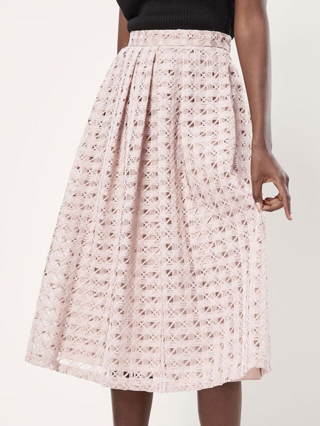 Saia crochet pormenor pregas, €89,95, Massimo Dutti