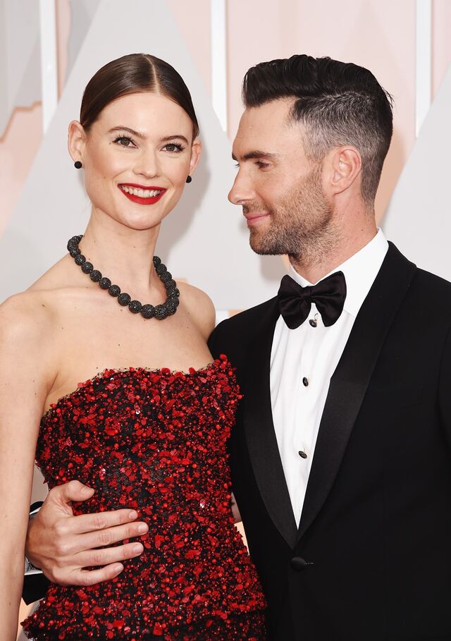Behati Prinsloo e Adam Levine | Para o vocalista dos Maroon 5, foi preciso namorar outra pessoa para perceber que Behati era “a tal”. Durante o breve período em que estiveram separados, Adam namorou com Nina Agdal, modelo da Victoria’s Secret, tal como Prinsloo. Após perceber o que sentia, Adam terminou a relação com Nina e pediu Behati em casamento. Casaram em 2014 e são pais de Dusty Rose, nascida a 21 de setembro de 2016, e Gio Grace, nascida a 15 de fevereiro de 2018. 