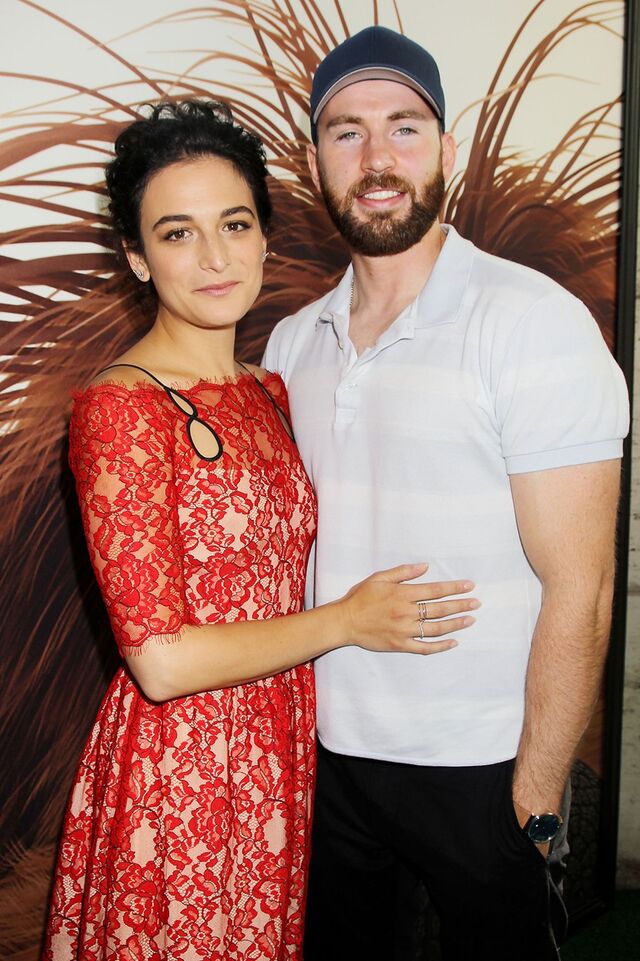 Jenny Slate e Chris Evans | Um ano depois de começarem a namorar, Chris Evans e Jenny Slate anunciaram a separação. Meses depois surgiram rumores de reconciliação após terem sido vistos juntos a jantar em Atlanta. A revista People confirmou, entretanto, que estão juntos de novo, tendo Jenny passado o Natal de 2017 com Chris e a sua família.  
