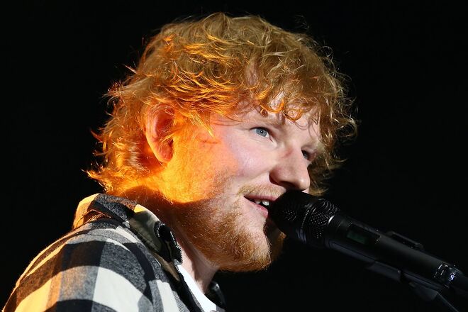 Ed Sheeran – Em dezembro, o cantor expressou o seu desejo de se apresentar durante a primeira dança do casal real, mas em fevereiro garantiu à BBC que ainda não havia sido convidado. Ele também tem uma data de tournée marcada em Dublin para a mesma noite, o que dificulta muito a sua presença, mas não anula a opção.