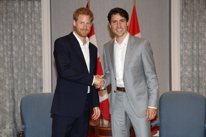 Justin Trudeau – O primeiro-ministro do Canadá recebeu Harry nos Jogos Invictus, em Toronto, no ano passado e Markle era, naturalmente, uma residente da cidade enquanto filmava Suits. Existe um potencial para Trudeau conseguir um convite, de acordo com o Entertainment Tonight.