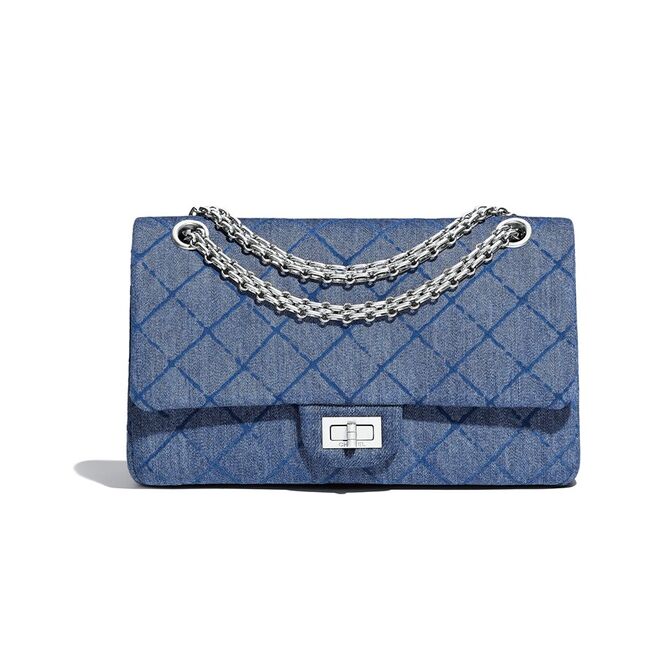 Carteira em ganga, €3.990, Chanel