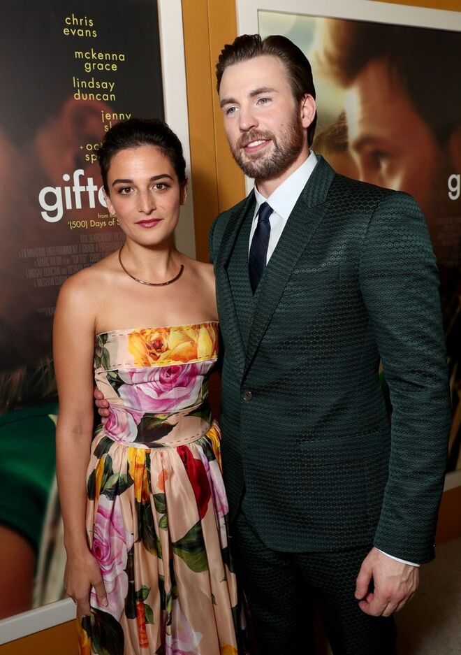 Jenny Slate e Chris Evans, em 2017, após as gravações do filme Gifted, tiveram de promover o mesmo juntos
