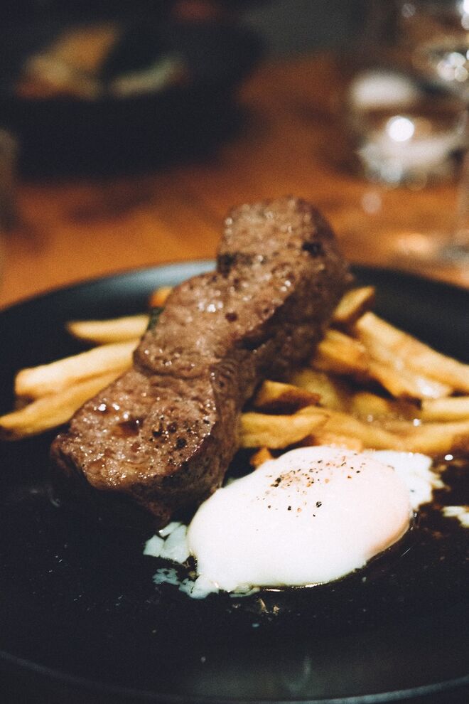 Novilho bravo com ovo a baixa temperatura e batata frita com casca