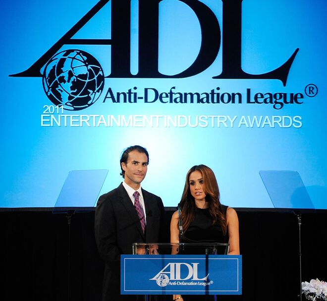 Meghan com o CEO do estúdio Electus num jantar de entrega de prémios da Anti-Defamation League Entertainment Industry, em 2011