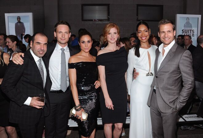 Meghan com os colegas do elenco da série Suits, num desfile em Nova Iorque, em 2012