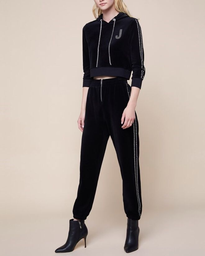 Swarovski Embellished Velour Jogger Pant no tom Pitch Black, €775,66, Swarovski + Juicy Couture, em www.juicycouture.com