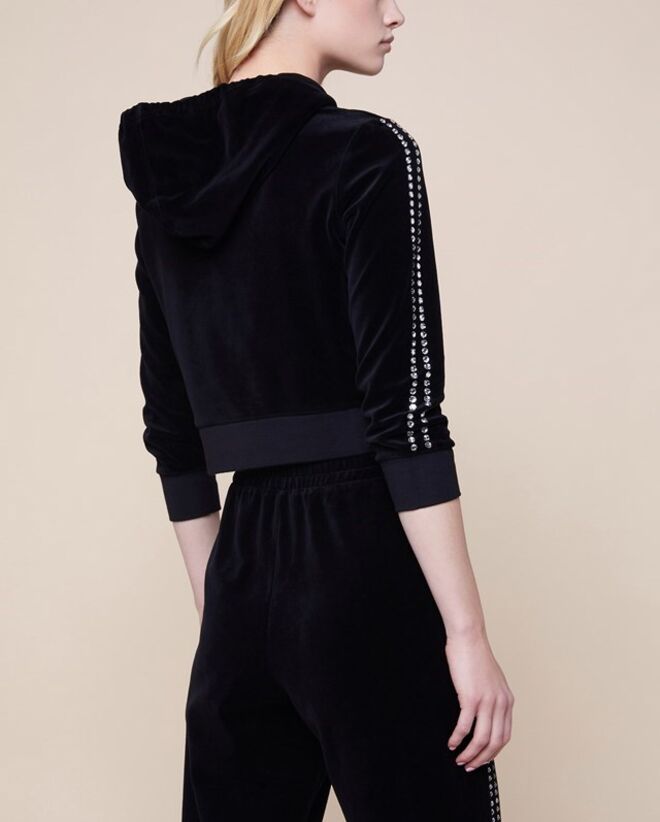 Swarovski Embellished Velour Hoodie no tom Pitch Black, €723,81, Swarovski + Juicy Couture, em www.juicycouture.com