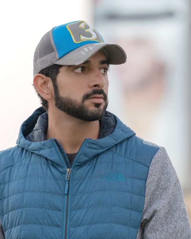 Xeque Hamdan bin Mohammed bin Rashid Al Maktoum | Também conhecido como Fazza, é o príncipe herdeiro do Dubai. Tem 35 anos, mais de 5,9 milhões de seguidores no Instagram, e já ganhou vários títulos em competições de equitação. Outros interesses: Falcoaria, Mergulho, Ciclismo e Poesia. 