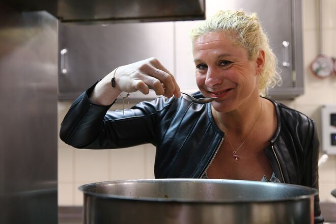 Ana Roš a provar um de seus molhos na cozinha do restaurante Belcanto, no dia 11 de Abril