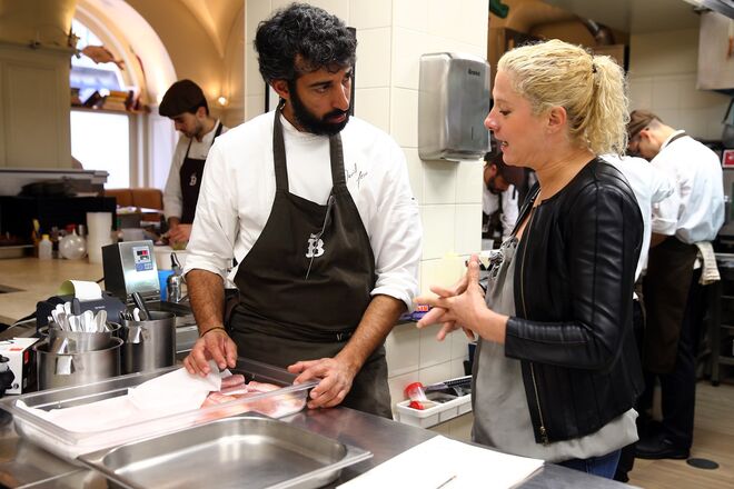 Ana Roš conversa com David Jesus na cozinha do restaurante Belcanto, no dia 11 de Abril