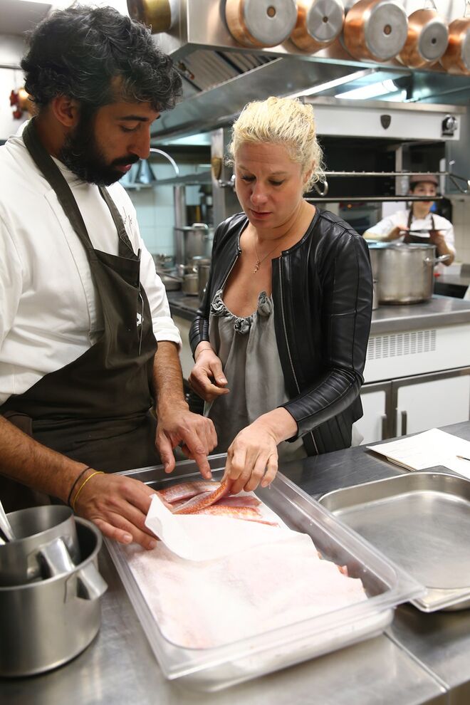 Ana Roš conversa com David Jesus na cozinha do restaurante Belcanto, no dia 11 de Abril