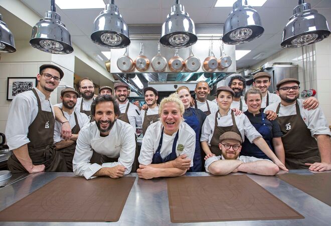 José Avillez e Ana Roš com as equipas do Belcanto e Hiša Franko na cozinha do restaurante Belcanto, no dia 11 de Abril