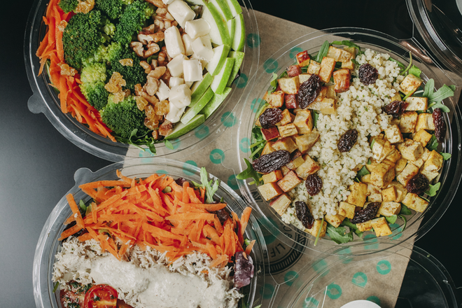 Provar as saladas e wraps do Club Life to Go