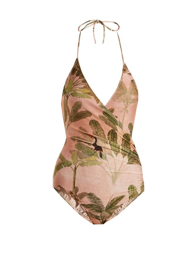 Ruched Toucan-print halterneck swimsuit, €282, Adriana Degreas, em www.matchesfashion.com