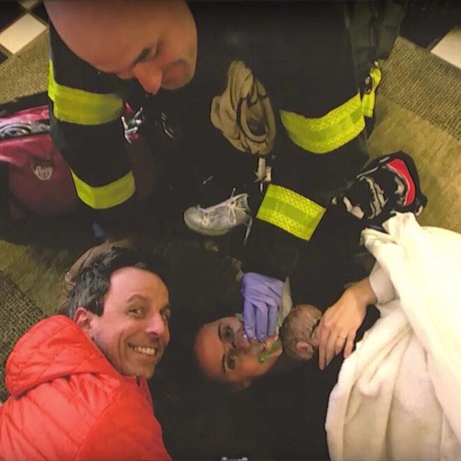 Seth Meyers e Alexi Ashe |  A 8 de abril, Alexi deu à luz o seu segundo filho, Axel Strahl Meyers, no próprio apartamento, enquanto esperavam pelos bombeiros para ir para a maternidade. Seth e Alexi são também pais de Ashe, de dois anos.