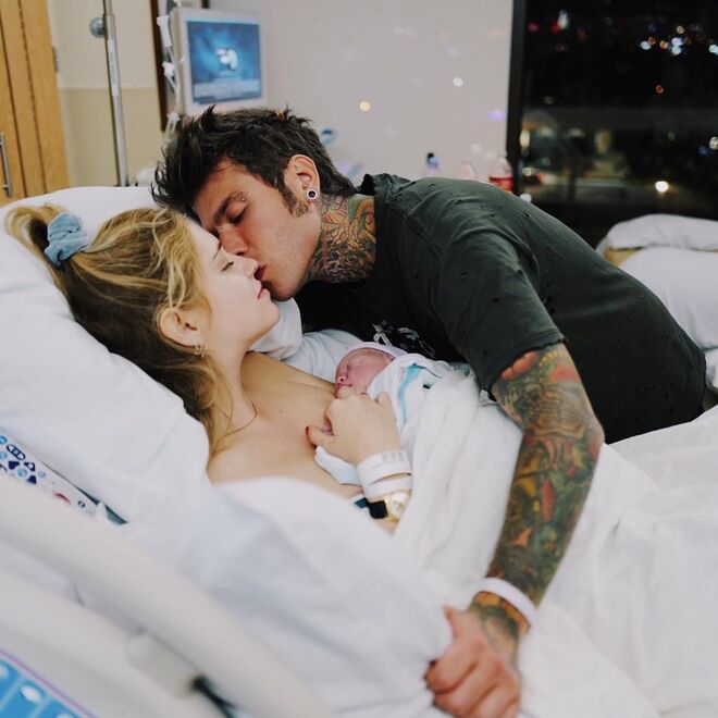 Chiara Ferragni e Fedez | A blogger de moda e o rapper foram pais de um menino, Leone, a 19 de março. O bebé nasceu no Hospital Cedars-Sinai, em Los Angeles. Nas fotos com o bebé, Chiara costuma usar a hashtag #LeoncinoMio. 