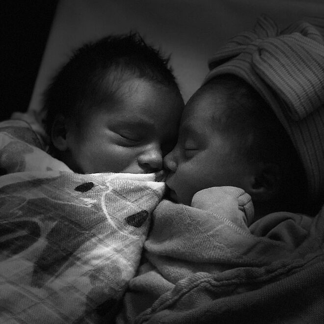 Hillary Scott e Chris Tyrell | O casal foi pai de gémeas, Betsy Mack e Emory JoAnn, a 29 de janeiro. Hillary e Chris são também pais de Eisele Kaye, que tem quatro anos. 