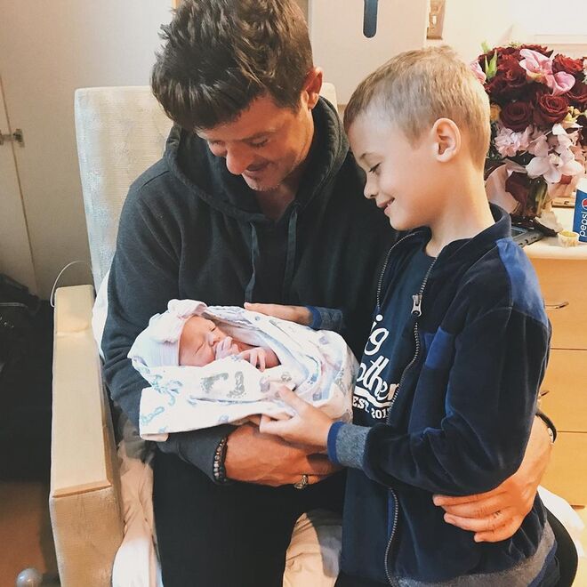 Robin Thicke e April Love Geary | O cantor anunciou a chegada de Mia Love Thicke, a 22 de fevereiro. Esta é a primeira filha do cantor com a namorada, April Love. Robin também é pai de Julian, de sete anos, fruto do seu anterior casamento com Paula Patton. 