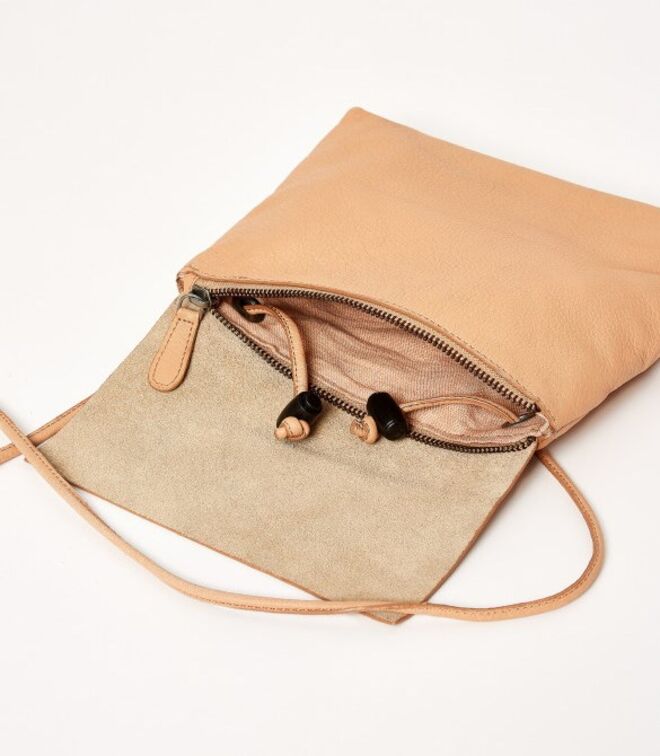 Bolsa de tiracolo em pele Agatha, €95, Pepe Jeans