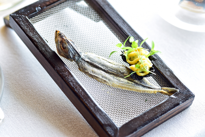 Brandada de carapau seco, puré de grão-de-bico e chip de arroz, com uma apresentação inspirada nas redes dos pescadores