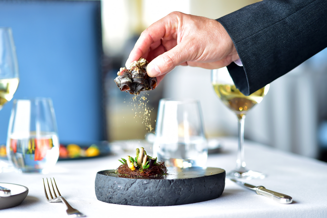 Percebe no seu “habitat” – percebe, maionese de ostra, alga cabelo de velha e puré de laranja