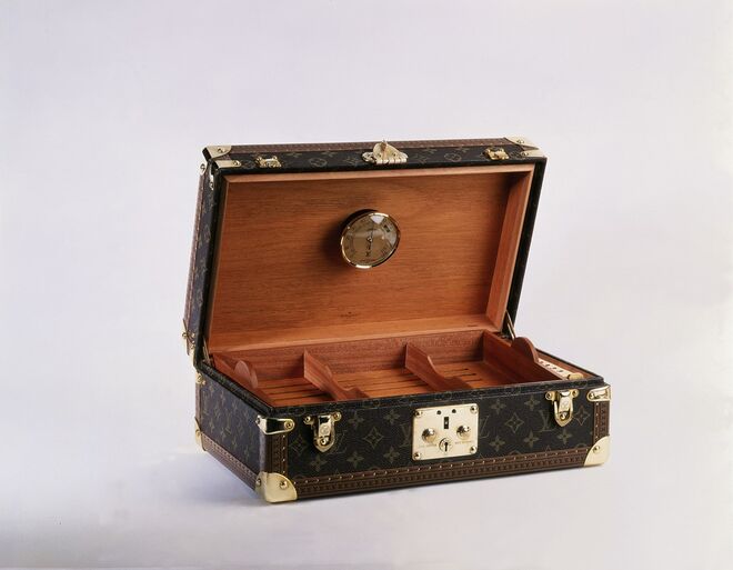 A mala de homem Keepall  Bandoulière 55 com padrão Savane, da coleção limitada da primavera/verão de 2017, inspirada na mala de viagem mais emblemática da Louis Vuitton (criada em 1930)