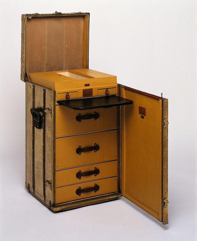 Baú-secretária datado de 1923, uma das primeiras experiências da Louis Vuitton na desconstrução desta que foi a sua primeira peça-assinatura